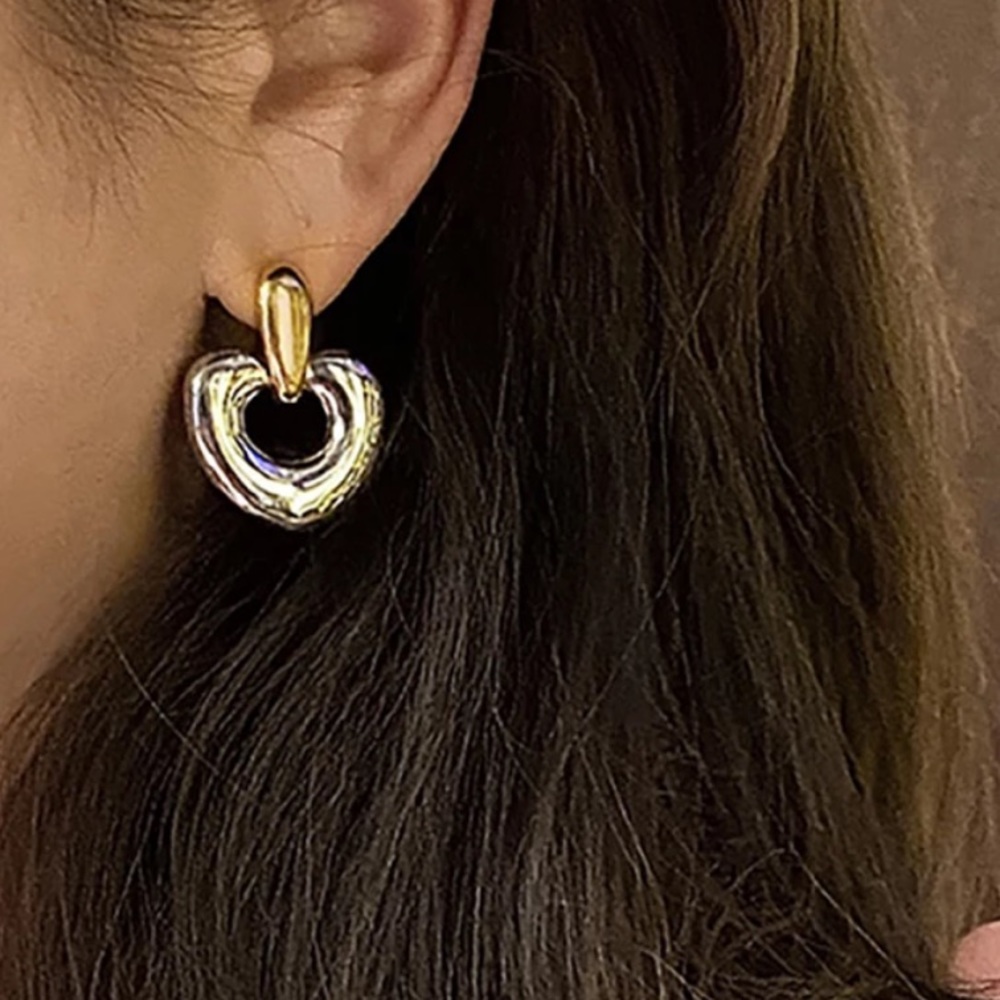 🤍Insta minimalist heart shape earrings - Picture 3 of 6